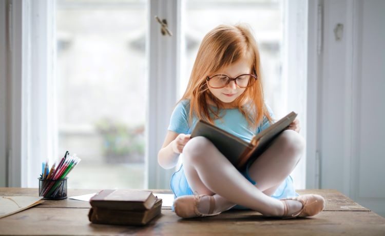Per promuovere la lettura nei tuoi figli, proponigli di leggere una collezione di libri su un argomento che susciti il loro interesse.